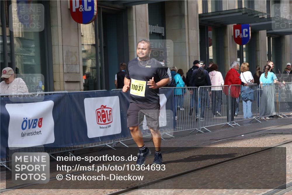 13.09.2026 - 21. swb-Marathon Bremen Strokosch-Dieckow http://msf.ph/oto/10364693 13.09.2026 11:27:17 Ziel 10440, 10627, 10789, 11031, 11254, 12377, 12408 meine-sportfotos.de