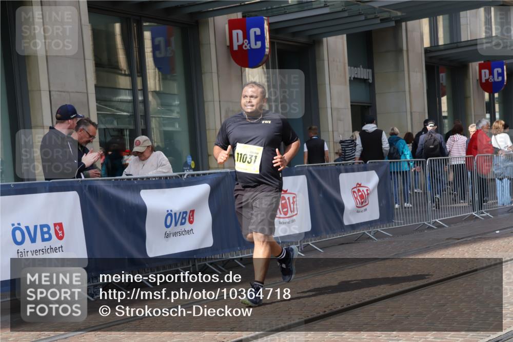 13.09.2026 - 21. swb-Marathon Bremen Strokosch-Dieckow http://msf.ph/oto/10364718 13.09.2026 11:27:18 Ziel 10440, 10627, 10789, 11031, 12377, 12408 meine-sportfotos.de
