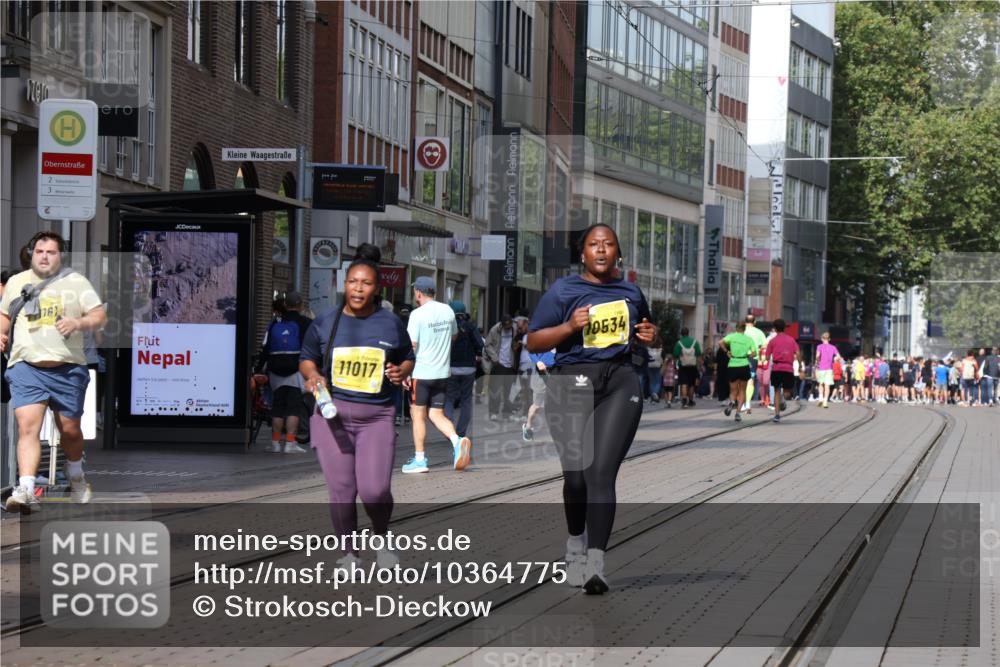 13.09.2026 - 21. swb-Marathon Bremen Strokosch-Dieckow http://msf.ph/oto/10364775 13.09.2026 11:28:06 Ziel 10534, 11017, 11161 meine-sportfotos.de