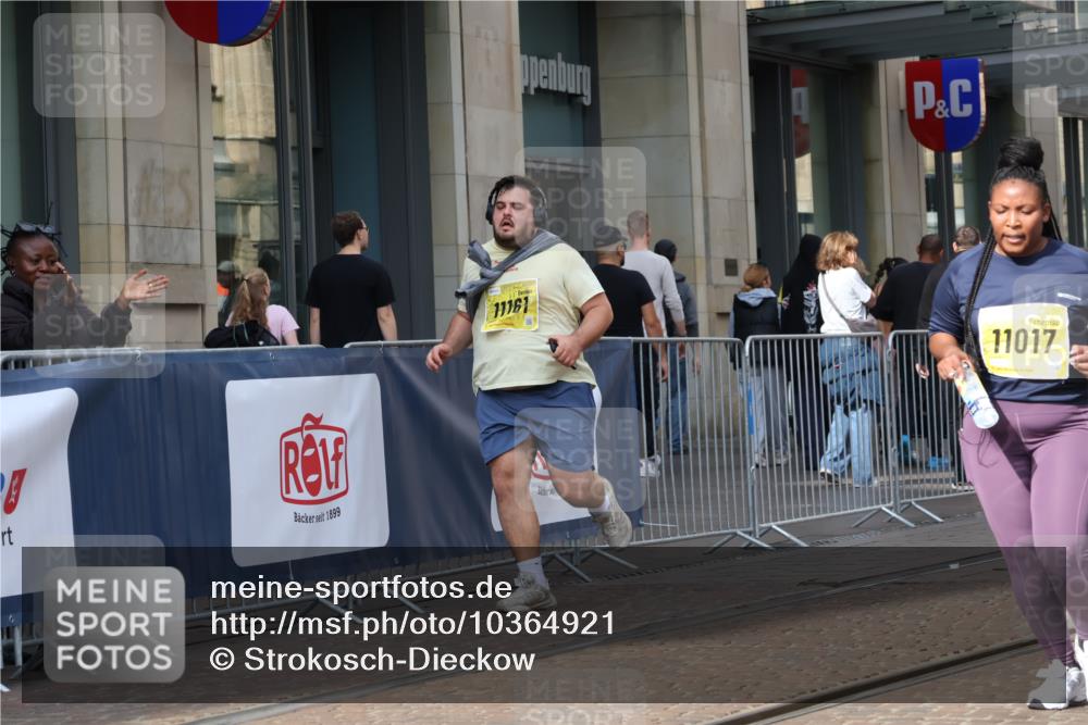 13.09.2026 - 21. swb-Marathon Bremen Strokosch-Dieckow http://msf.ph/oto/10364921 13.09.2026 11:28:11 Ziel 10534, 11017, 11161 meine-sportfotos.de