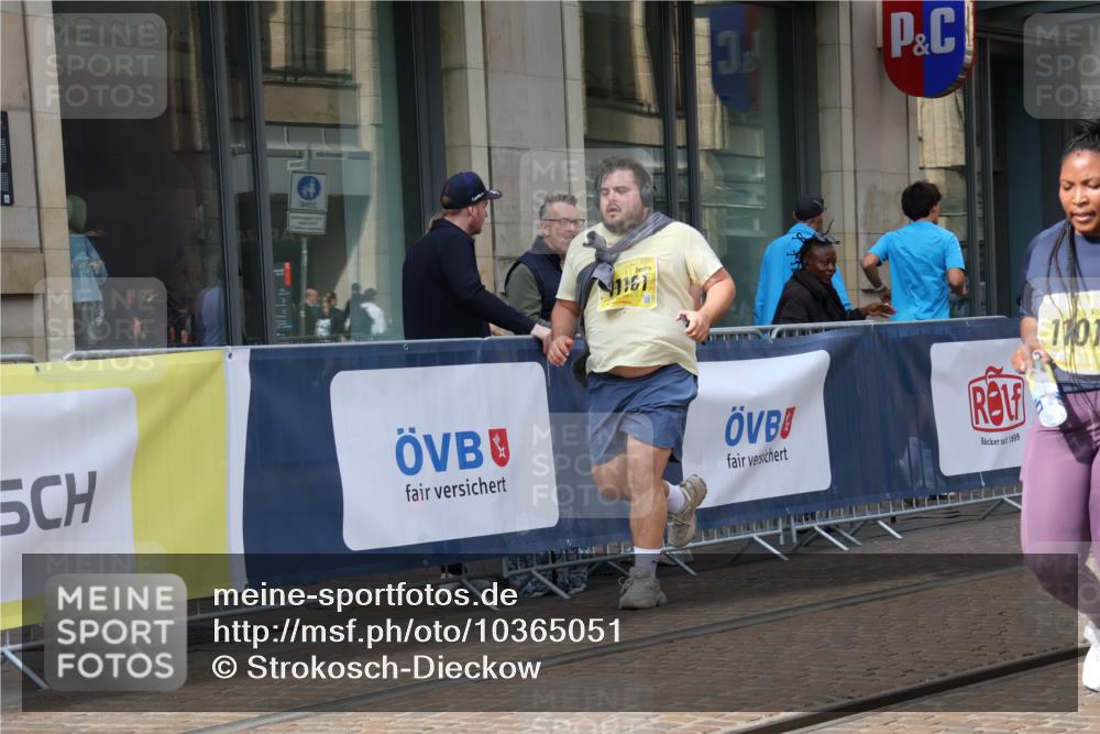 13.09.2026 - 21. swb-Marathon Bremen Strokosch-Dieckow http://msf.ph/oto/10365051 13.09.2026 11:28:13 Ziel 10534, 11017, 11161 meine-sportfotos.de