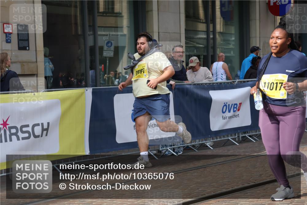 13.09.2026 - 21. swb-Marathon Bremen Strokosch-Dieckow http://msf.ph/oto/10365076 13.09.2026 11:28:13 Ziel 10534, 11017, 11161 meine-sportfotos.de
