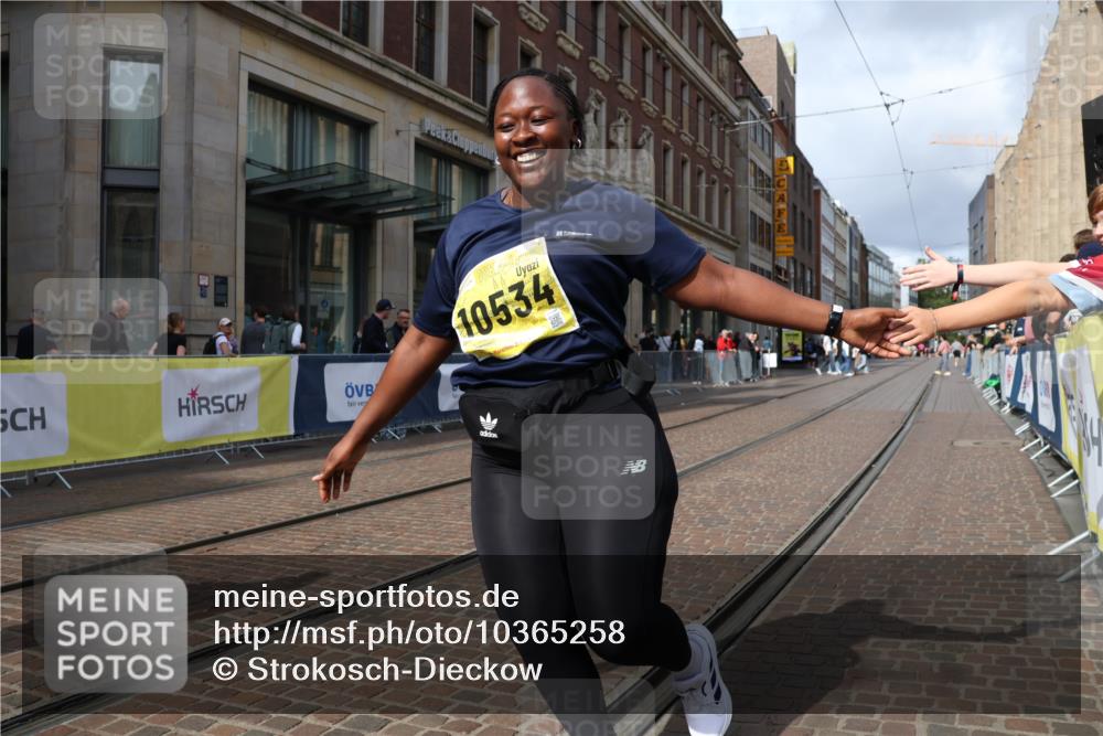 13.09.2026 - 21. swb-Marathon Bremen Strokosch-Dieckow http://msf.ph/oto/10365258 13.09.2026 11:28:15 Ziel 10534, 11017, 11161 meine-sportfotos.de