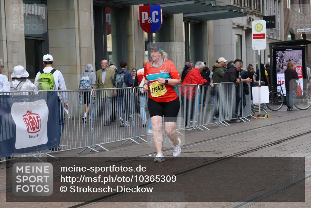 13.09.2026 - 21. swb-Marathon Bremen Strokosch-Dieckow http://msf.ph/oto/10365309 13.09.2026 11:28:40 Ziel 11352, 11444, 11496, 11942, 10534, 11017, 11161 meine-sportfotos.de