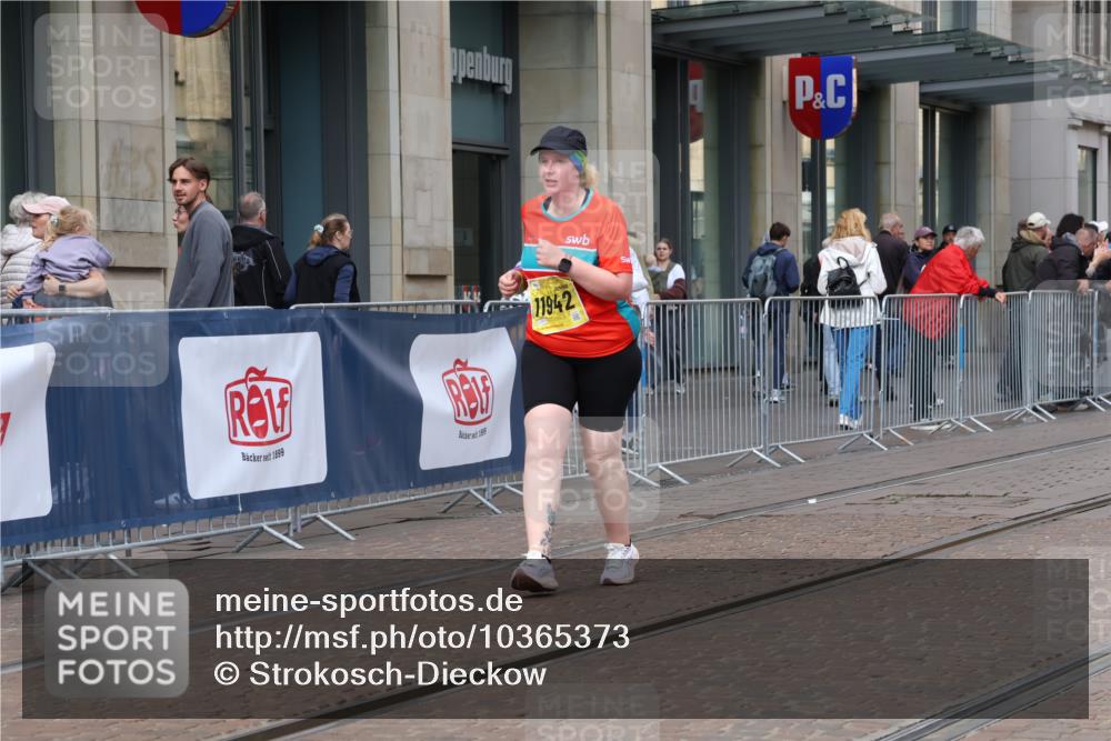 13.09.2026 - 21. swb-Marathon Bremen Strokosch-Dieckow http://msf.ph/oto/10365373 13.09.2026 11:28:42 Ziel 11352, 11444, 11496, 11942, 10534, 11017 meine-sportfotos.de