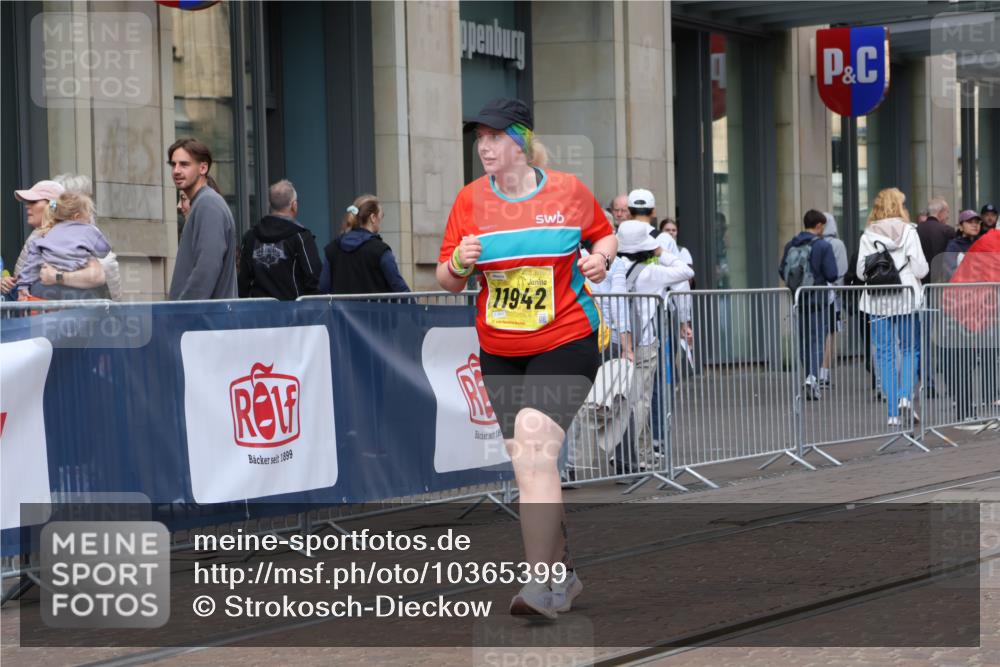 13.09.2026 - 21. swb-Marathon Bremen Strokosch-Dieckow http://msf.ph/oto/10365399 13.09.2026 11:28:43 Ziel 11352, 11444, 11496, 11942, 10534, 11017 meine-sportfotos.de