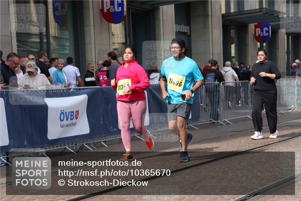 13.09.2026 - 21. swb-Marathon Bremen Strokosch-Dieckow http://msf.ph/oto/10365670 13.09.2026 11:28:52 Ziel 11352, 11444, 11496, 11942 meine-sportfotos.de