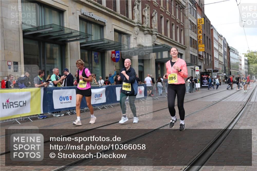 13.09.2026 - 21. swb-Marathon Bremen Strokosch-Dieckow http://msf.ph/oto/10366058 13.09.2026 11:30:21 Ziel 10650, 11025, 11195, 12535 meine-sportfotos.de