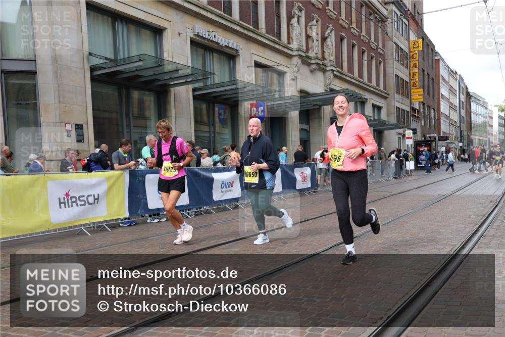 13.09.2026 - 21. swb-Marathon Bremen Strokosch-Dieckow http://msf.ph/oto/10366086 13.09.2026 11:30:21 Ziel 10650, 11025, 11195, 12535 meine-sportfotos.de