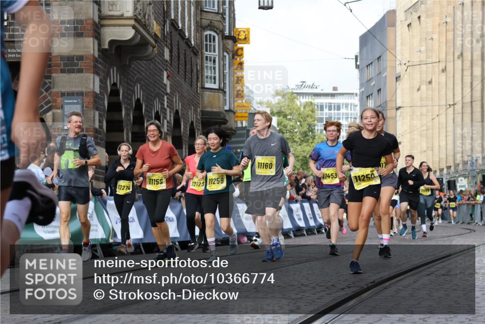 13.09.2026 - 21. swb-Marathon Bremen Strokosch-Dieckow http://msf.ph/oto/10366774 13.09.2026 11:00:10 Ziel 10175, 10236, 10355, 10669, 10691, 10867, 10928, 10929, 11054, 11056, 11089, 11194, 11250, 11419, 11427, 11445, 11501, 11637, 11803, 11879, 11904, 12138, 12238, 12239, 12242, 12243, 12388, 12480, 10144, 10677, 10801, 10810, 11016, 11045, 11129, 11547, 11623, 12105, 12106, 12190, 12291, 12352, 12394, 12530, 12531 meine-sportfotos.de