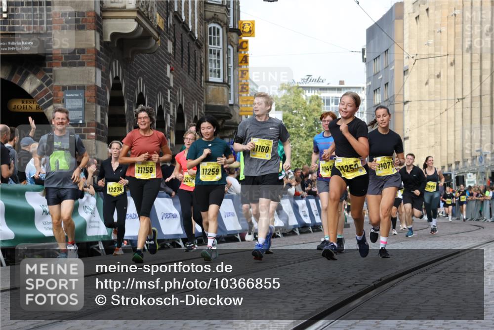13.09.2026 - 21. swb-Marathon Bremen Strokosch-Dieckow http://msf.ph/oto/10366855 13.09.2026 11:00:10 Ziel 10175, 10236, 10355, 10669, 10691, 10867, 10928, 10929, 11054, 11056, 11089, 11194, 11250, 11419, 11427, 11445, 11501, 11637, 11803, 11879, 11904, 12138, 12238, 12239, 12242, 12243, 12388, 12480, 10144, 10677, 10801, 10810, 11016, 11045, 11129, 11547, 11623, 12105, 12106, 12190, 12291, 12352, 12394, 12530, 12531 meine-sportfotos.de