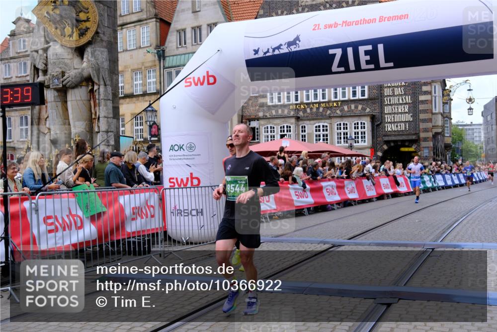 13.09.2026 - 21. swb-Marathon Bremen Tim E. http://msf.ph/oto/10366922 13.09.2026 13:04:28 Ziel 2094, 3424, 4110, 6815, 9129, 9544, 9813 meine-sportfotos.de