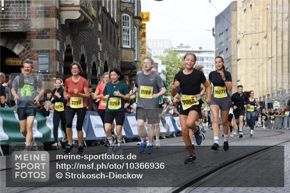 13.09.2026 - 21. swb-Marathon Bremen Strokosch-Dieckow http://msf.ph/oto/10366936 13.09.2026 11:00:10 Ziel 10175, 10236, 10355, 10669, 10691, 10867, 10928, 10929, 11054, 11056, 11089, 11194, 11250, 11419, 11427, 11445, 11501, 11637, 11803, 11879, 11904, 12138, 12238, 12239, 12242, 12243, 12388, 12480, 10144, 10677, 10801, 10810, 11016, 11045, 11129, 11547, 11623, 12105, 12106, 12190, 12291, 12352, 12394, 12530, 12531 meine-sportfotos.de