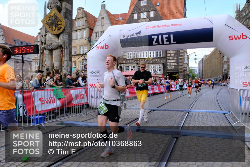 13.09.2026 - 21. swb-Marathon Bremen Tim E. http://msf.ph/oto/10368863 13.09.2026 13:06:21 Ziel 681, 3297, 3466, 4614, 4712, 5803, 6058, 6686, 7336, 7399, 8334, 8670, 8877, 8983, 9429, 9918 meine-sportfotos.de
