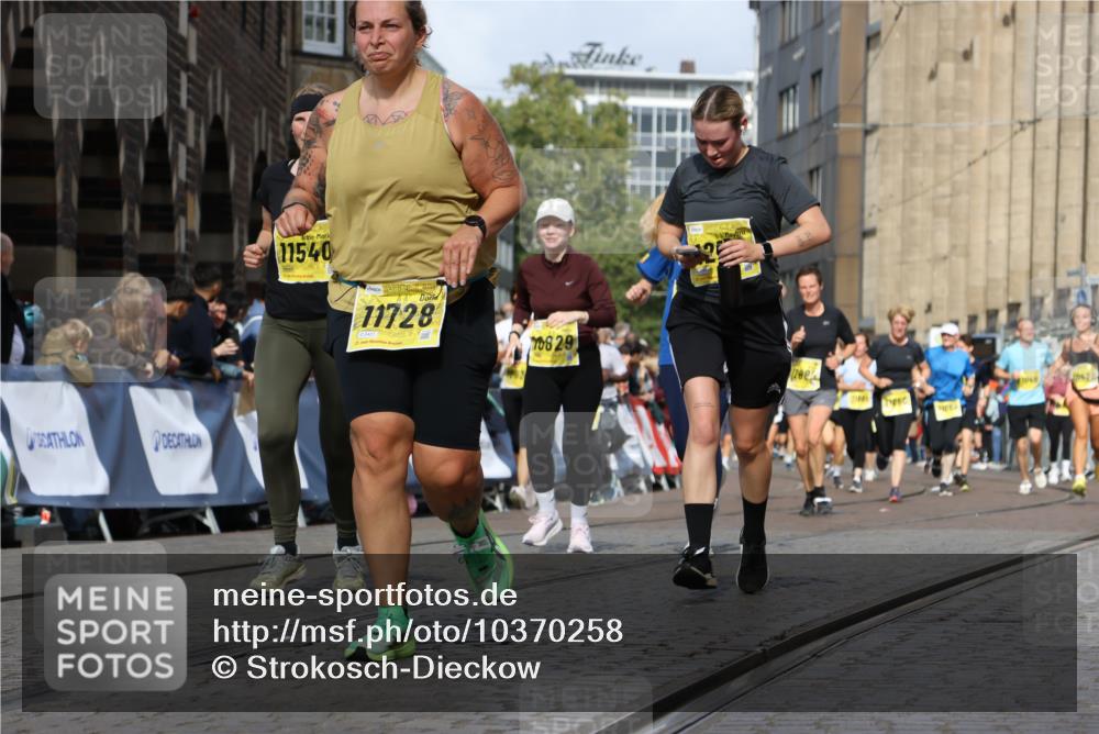 13.09.2026 - 21. swb-Marathon Bremen Strokosch-Dieckow http://msf.ph/oto/10370258 13.09.2026 11:01:06 Ziel 10263, 10272, 10275, 10306, 10367, 10368, 10857, 11055, 11162, 11180, 11247, 11343, 11359, 11475, 11556, 11687, 11708, 11797, 11804, 11819, 11838, 11959, 12006, 12397, 12428, 12430, 10892, 10964, 10965, 11260, 11306, 11428, 11681, 11682, 11751, 11813, 11816, 12241, 12245, 12283, 12390, 12391 meine-sportfotos.de