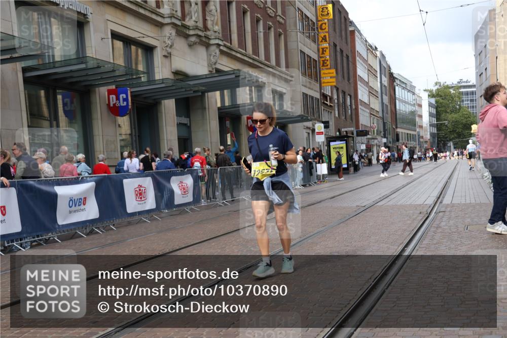 13.09.2026 - 21. swb-Marathon Bremen Strokosch-Dieckow http://msf.ph/oto/10370890 13.09.2026 11:30:30 Ziel 12535, 10650, 11025, 11195 meine-sportfotos.de