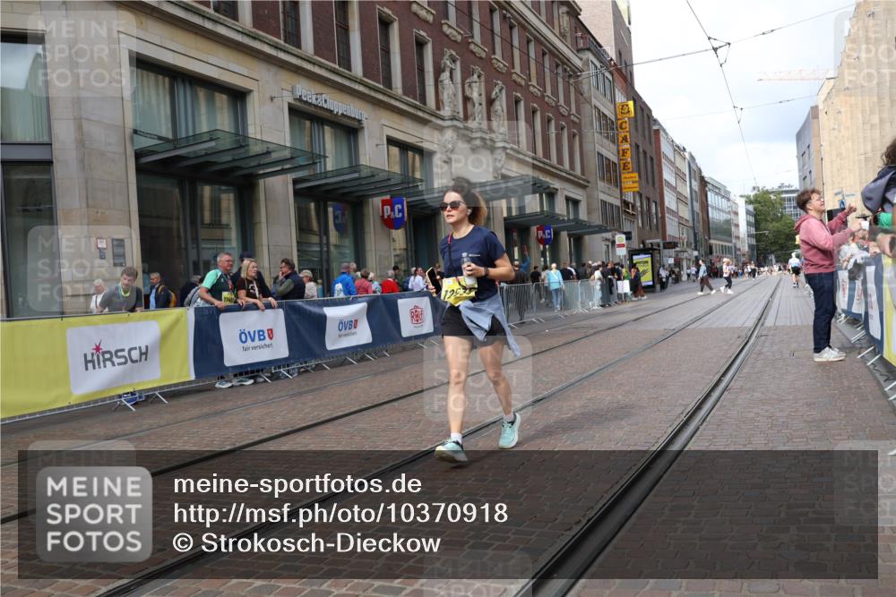 13.09.2026 - 21. swb-Marathon Bremen Strokosch-Dieckow http://msf.ph/oto/10370918 13.09.2026 11:30:31 Ziel 12535, 10650, 11025, 11195 meine-sportfotos.de