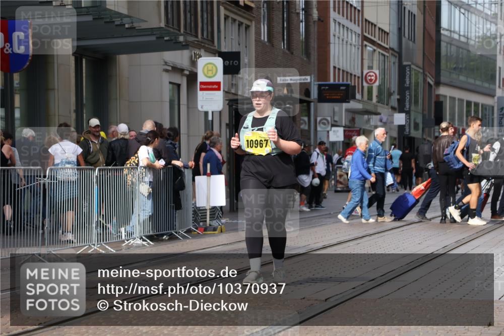 13.09.2026 - 21. swb-Marathon Bremen Strokosch-Dieckow http://msf.ph/oto/10370937 13.09.2026 11:30:53 Ziel 10967, 12535 meine-sportfotos.de