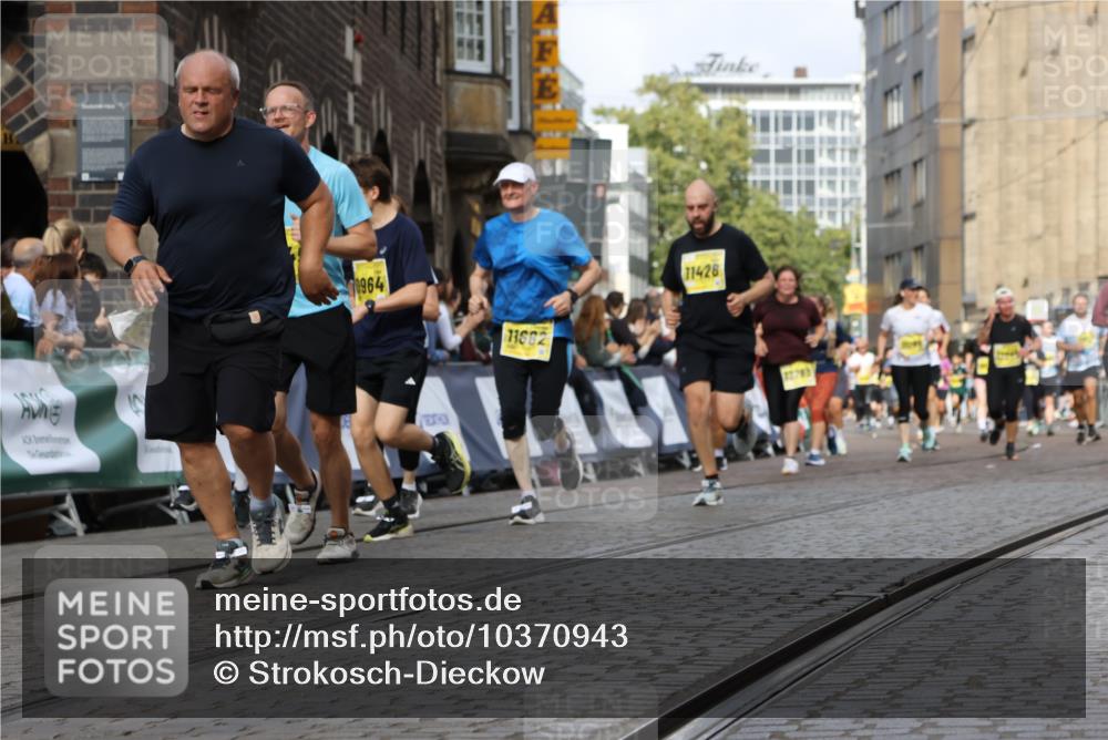 13.09.2026 - 21. swb-Marathon Bremen Strokosch-Dieckow http://msf.ph/oto/10370943 13.09.2026 11:01:15 Ziel 10093, 10367, 10368, 10428, 10639, 10753, 10857, 11055, 11247, 11359, 11540, 11728, 11797, 11804, 11819, 11850, 11959, 12006, 12085, 12116, 12397, 12428, 10181, 10560, 10647, 10648, 10678, 11459, 11467, 11550, 11551, 11666, 11788, 11796, 11798, 11813, 11969, 11970, 12047, 12062 meine-sportfotos.de