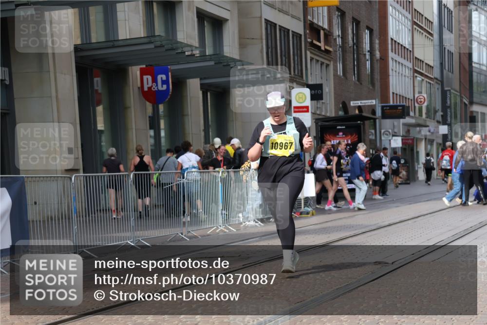 13.09.2026 - 21. swb-Marathon Bremen Strokosch-Dieckow http://msf.ph/oto/10370987 13.09.2026 11:30:54 Ziel 10967, 12535 meine-sportfotos.de