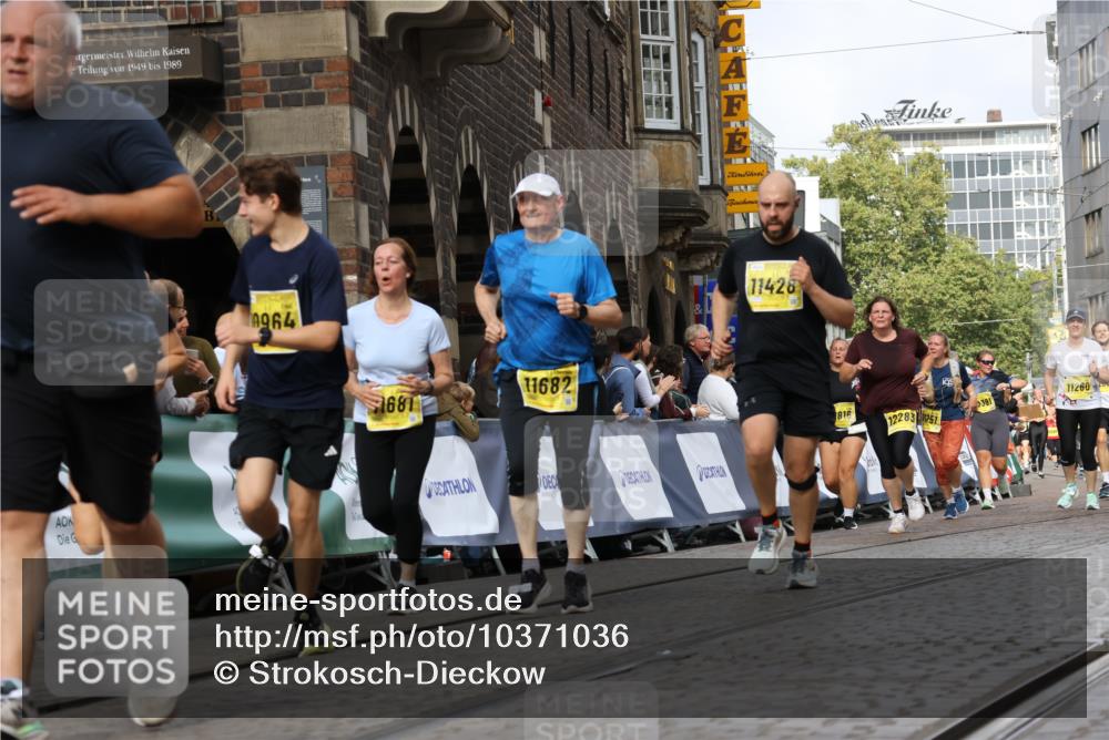 13.09.2026 - 21. swb-Marathon Bremen Strokosch-Dieckow http://msf.ph/oto/10371036 13.09.2026 11:01:17 Ziel 10093, 10367, 10368, 10428, 10639, 10753, 10857, 11049, 11055, 11116, 11247, 11359, 11540, 11728, 11804, 11819, 11850, 12006, 12085, 12116, 12397, 12428, 10181, 10560, 10647, 10648, 10678, 11324, 11459, 11467, 11550, 11551, 11666, 11788, 11796, 11798, 11969, 11970, 12047, 12062 meine-sportfotos.de