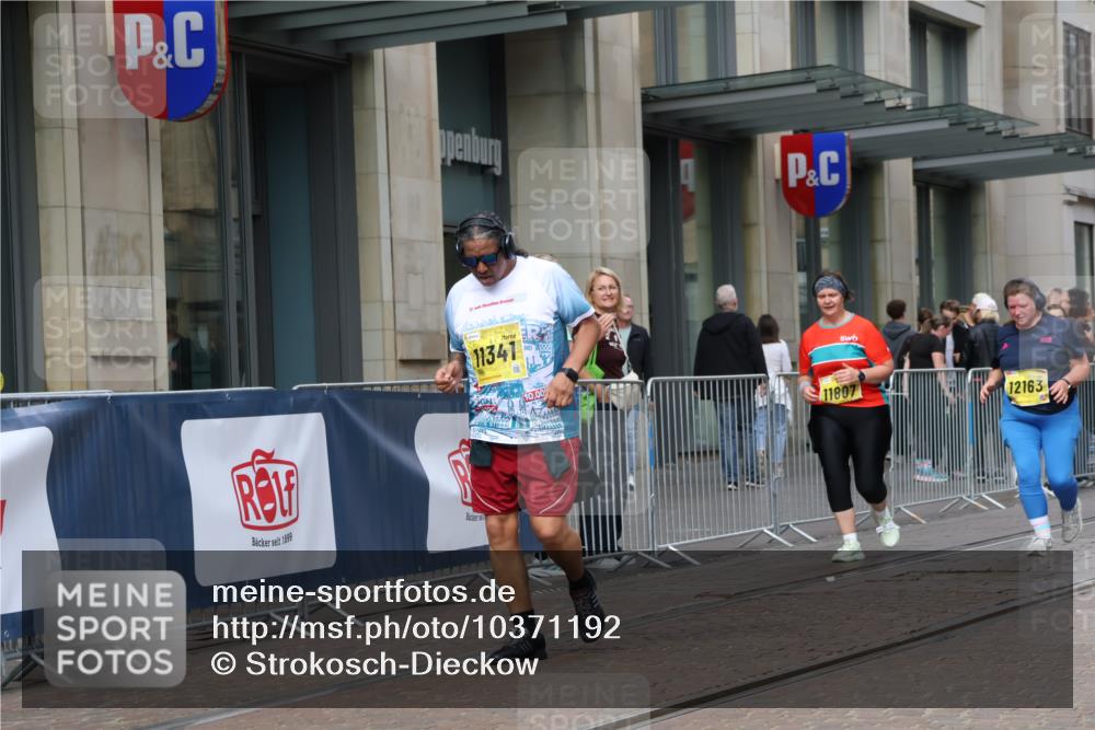13.09.2026 - 21. swb-Marathon Bremen Strokosch-Dieckow http://msf.ph/oto/10371192 13.09.2026 11:31:34 Ziel 10317, 11341, 11807, 12163 meine-sportfotos.de