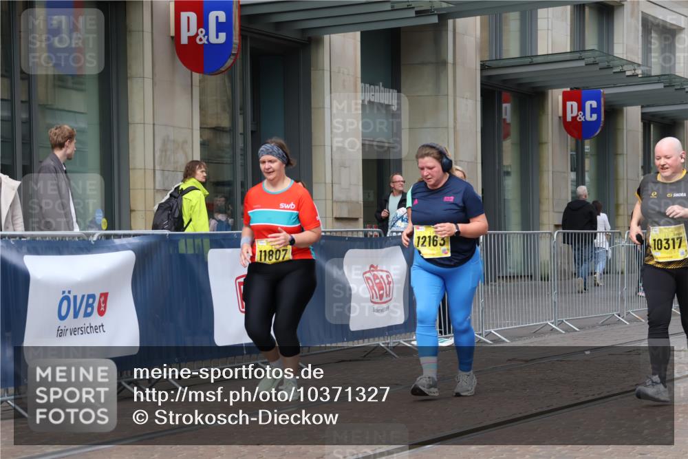 13.09.2026 - 21. swb-Marathon Bremen Strokosch-Dieckow http://msf.ph/oto/10371327 13.09.2026 11:31:38 Ziel 10317, 11341, 11807, 12163 meine-sportfotos.de