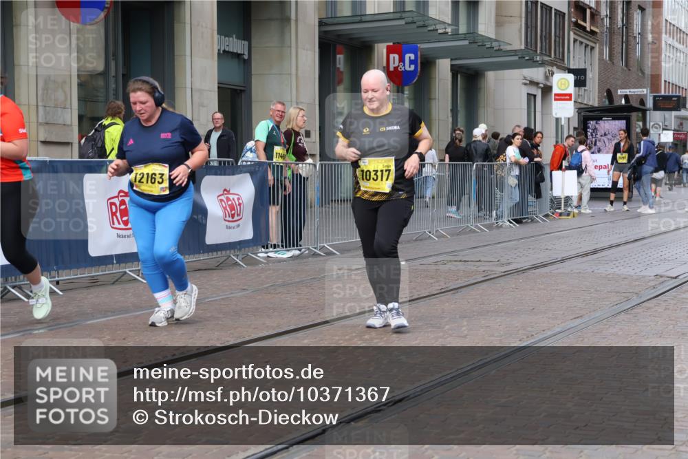 13.09.2026 - 21. swb-Marathon Bremen Strokosch-Dieckow http://msf.ph/oto/10371367 13.09.2026 11:31:39 Ziel 10317, 11341, 11807, 12163 meine-sportfotos.de