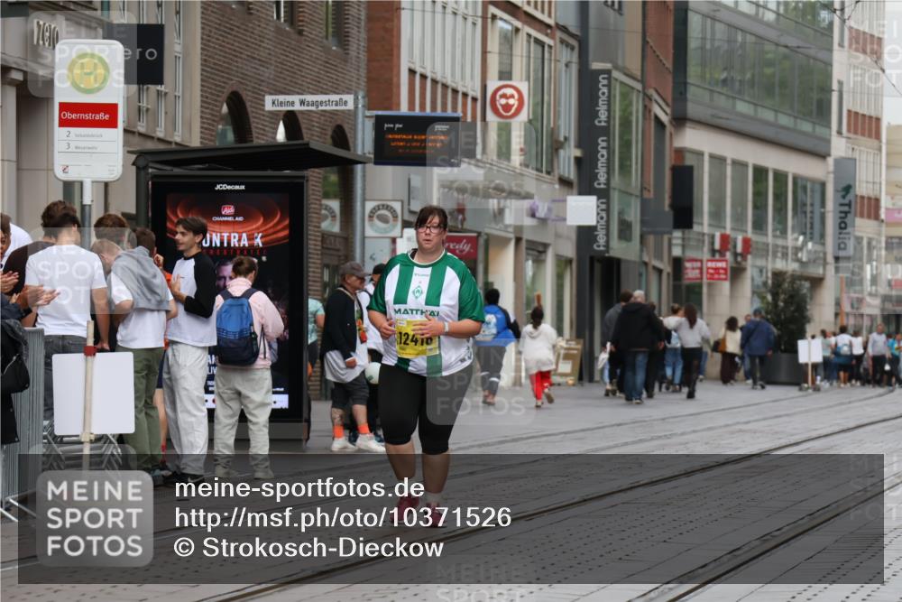 13.09.2026 - 21. swb-Marathon Bremen Strokosch-Dieckow http://msf.ph/oto/10371526 13.09.2026 11:32:19 Ziel 12416 meine-sportfotos.de