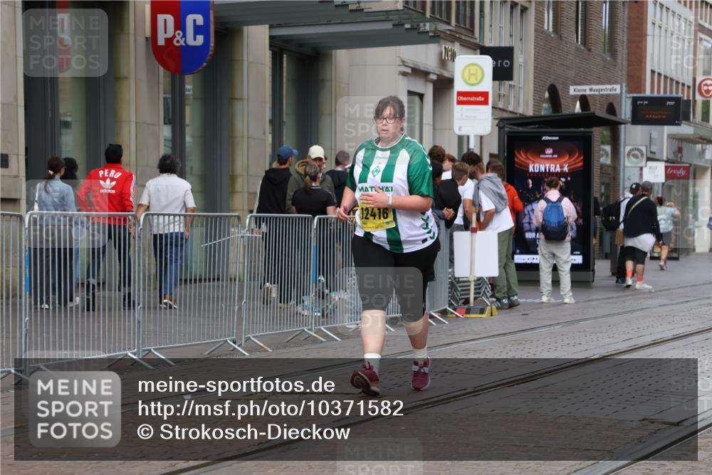 13.09.2026 - 21. swb-Marathon Bremen Strokosch-Dieckow http://msf.ph/oto/10371582 13.09.2026 11:32:24 Ziel 12416 meine-sportfotos.de