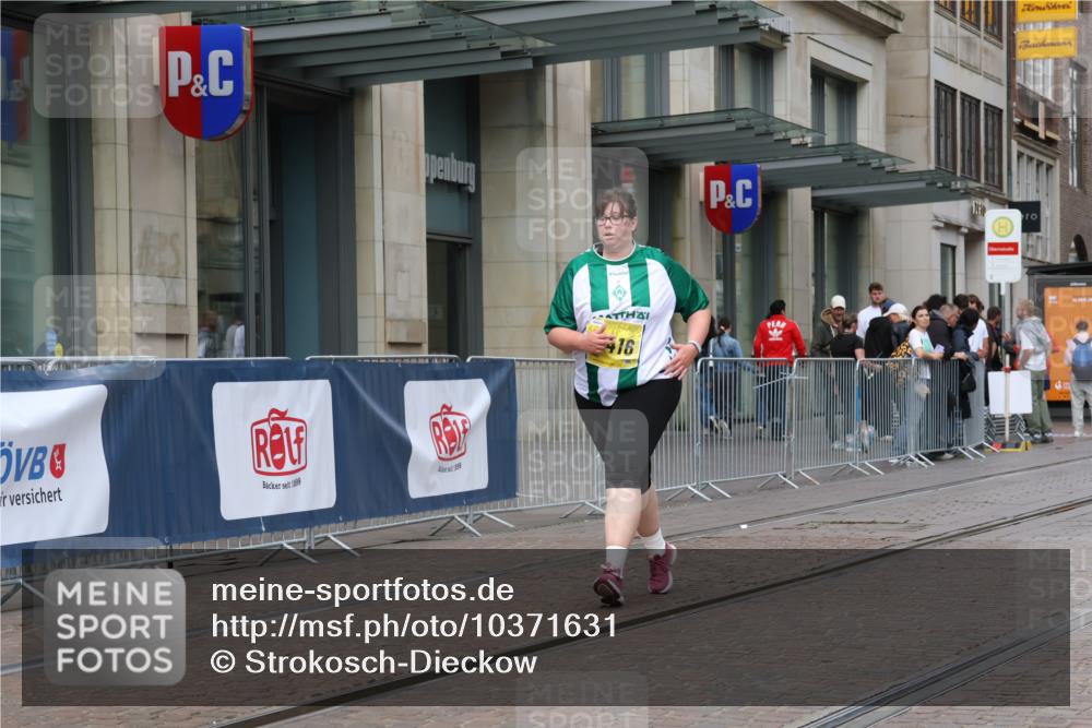 13.09.2026 - 21. swb-Marathon Bremen Strokosch-Dieckow http://msf.ph/oto/10371631 13.09.2026 11:32:27 Ziel 12416 meine-sportfotos.de