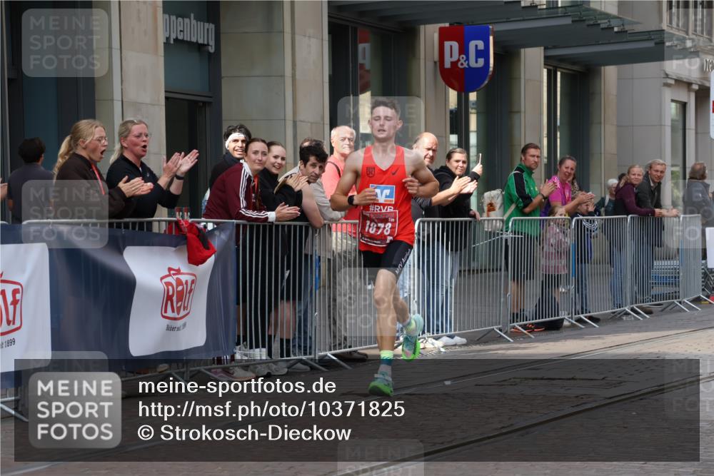 13.09.2026 - 21. swb-Marathon Bremen Strokosch-Dieckow http://msf.ph/oto/10371825 13.09.2026 12:08:53 Ziel 133, 1878 meine-sportfotos.de