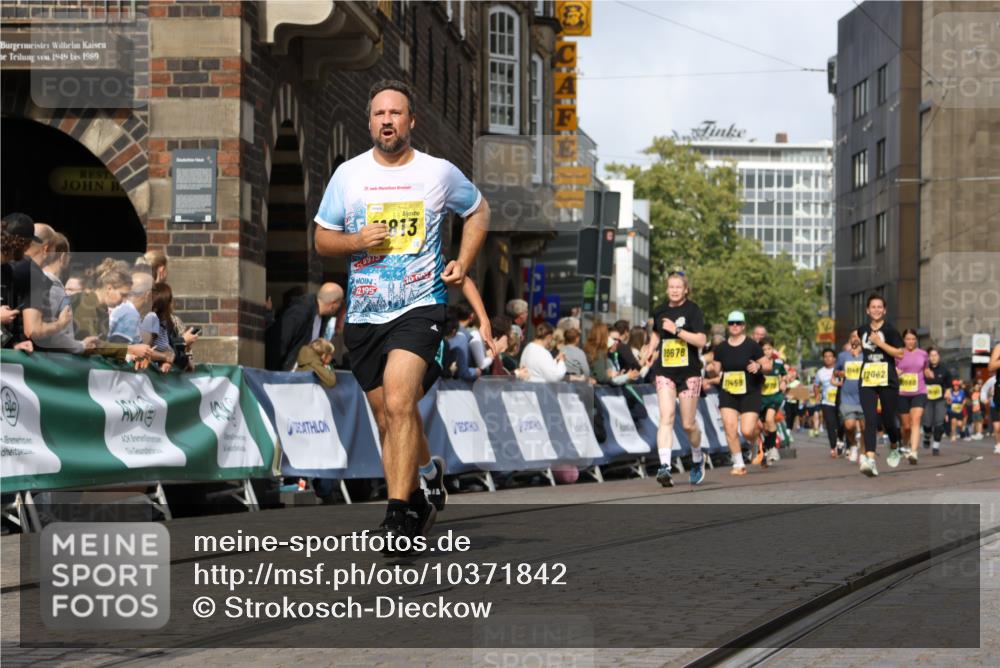 13.09.2026 - 21. swb-Marathon Bremen Strokosch-Dieckow http://msf.ph/oto/10371842 13.09.2026 11:01:26 Ziel 10093, 10428, 10639, 10753, 10892, 10964, 10965, 11049, 11116, 11260, 11306, 11428, 11540, 11681, 11682, 11728, 11751, 11816, 11850, 12085, 12116, 12241, 12245, 12283, 12390, 12391, 12428, 10181, 10251, 10332, 10497, 10560, 11075, 11150, 11305, 11324, 11467, 11550, 11551, 11666, 11788, 11798, 11985, 11986, 12047 meine-sportfotos.de
