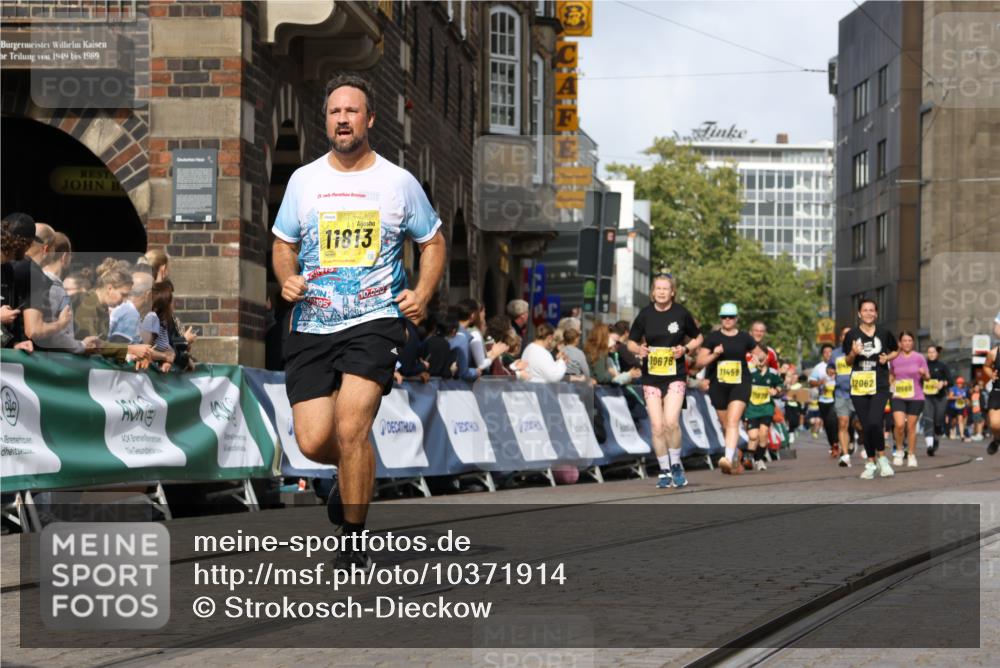 13.09.2026 - 21. swb-Marathon Bremen Strokosch-Dieckow http://msf.ph/oto/10371914 13.09.2026 11:01:26 Ziel 10093, 10428, 10639, 10753, 10892, 10964, 10965, 11049, 11116, 11260, 11306, 11428, 11540, 11681, 11682, 11728, 11751, 11816, 11850, 12085, 12116, 12241, 12245, 12283, 12390, 12391, 12428, 10181, 10251, 10332, 10497, 10560, 11075, 11150, 11305, 11324, 11467, 11550, 11551, 11666, 11788, 11798, 11985, 11986, 12047 meine-sportfotos.de