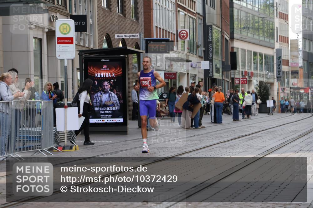 13.09.2026 - 21. swb-Marathon Bremen Strokosch-Dieckow http://msf.ph/oto/10372429 13.09.2026 12:17:52 Ziel 1956 meine-sportfotos.de