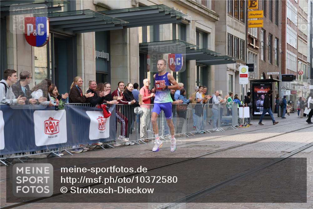 13.09.2026 - 21. swb-Marathon Bremen Strokosch-Dieckow http://msf.ph/oto/10372580 13.09.2026 12:17:56 Ziel 1956 meine-sportfotos.de