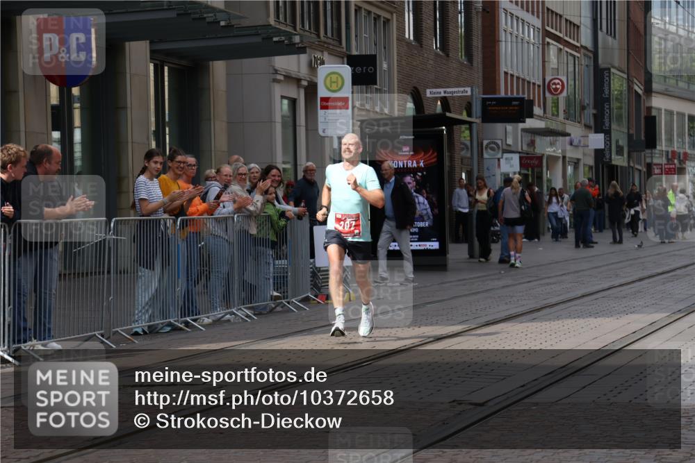 13.09.2026 - 21. swb-Marathon Bremen Strokosch-Dieckow http://msf.ph/oto/10372658 13.09.2026 12:19:23 Ziel 207 meine-sportfotos.de