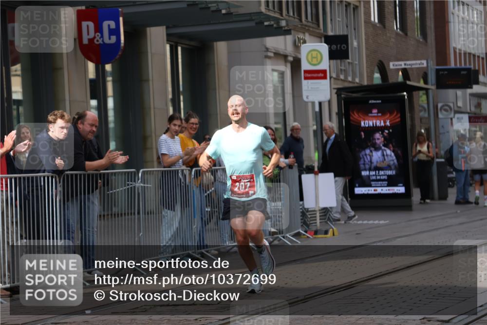 13.09.2026 - 21. swb-Marathon Bremen Strokosch-Dieckow http://msf.ph/oto/10372699 13.09.2026 12:19:23 Ziel 207 meine-sportfotos.de