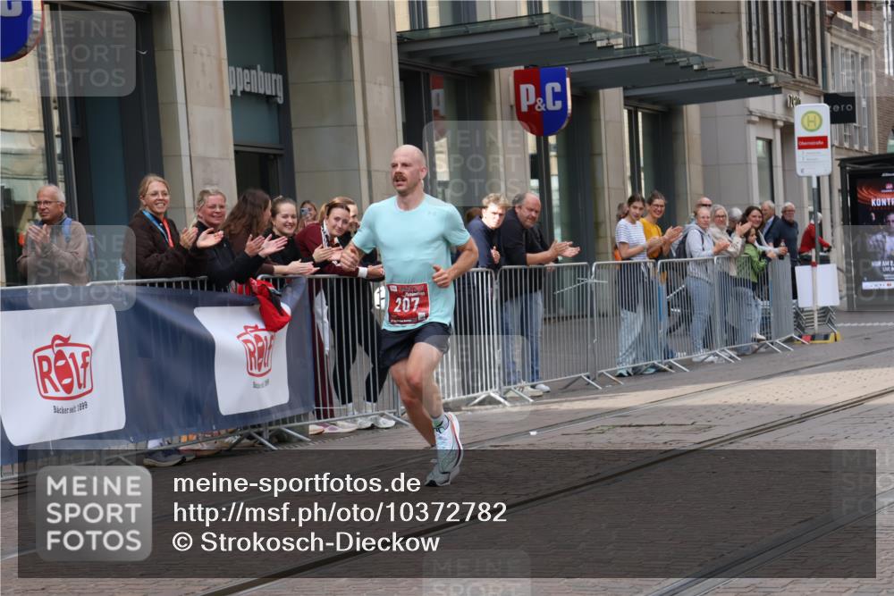 13.09.2026 - 21. swb-Marathon Bremen Strokosch-Dieckow http://msf.ph/oto/10372782 13.09.2026 12:19:25 Ziel 207 meine-sportfotos.de