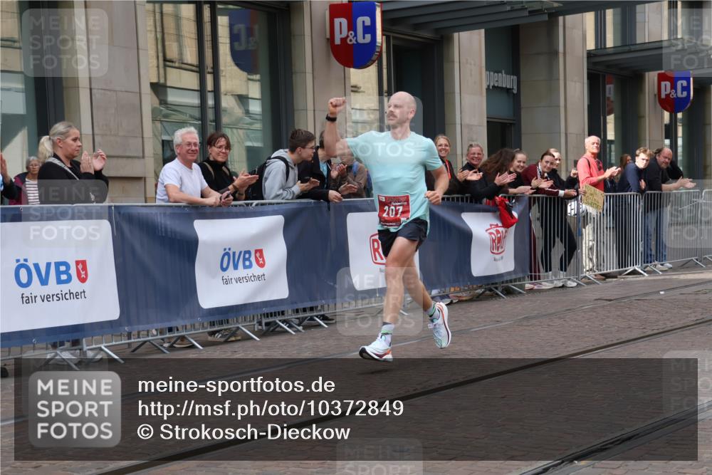 13.09.2026 - 21. swb-Marathon Bremen Strokosch-Dieckow http://msf.ph/oto/10372849 13.09.2026 12:19:25 Ziel 207 meine-sportfotos.de