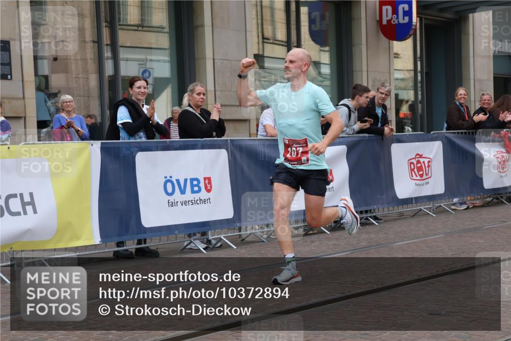 13.09.2026 - 21. swb-Marathon Bremen Strokosch-Dieckow http://msf.ph/oto/10372894 13.09.2026 12:19:26 Ziel 207 meine-sportfotos.de