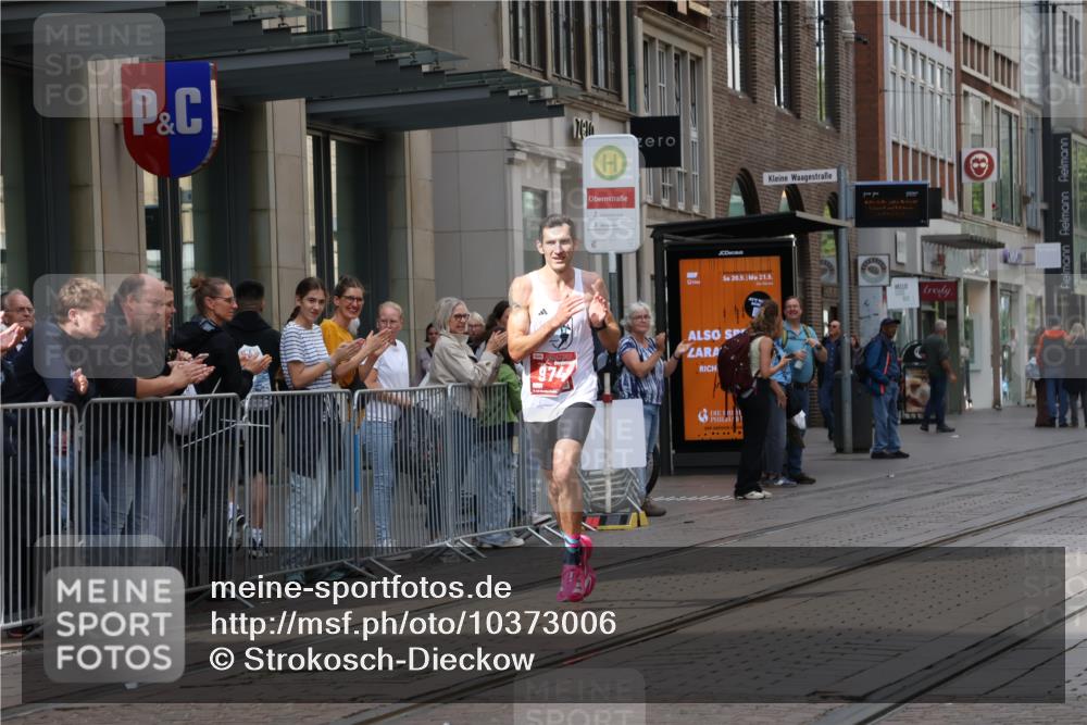 13.09.2026 - 21. swb-Marathon Bremen Strokosch-Dieckow http://msf.ph/oto/10373006 13.09.2026 12:20:31 Ziel 626, 1231, 974 meine-sportfotos.de