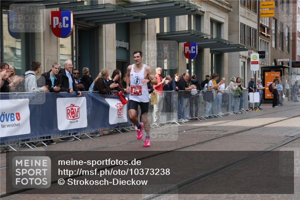 13.09.2026 - 21. swb-Marathon Bremen Strokosch-Dieckow http://msf.ph/oto/10373238 13.09.2026 12:20:33 Ziel 626, 1231, 974 meine-sportfotos.de