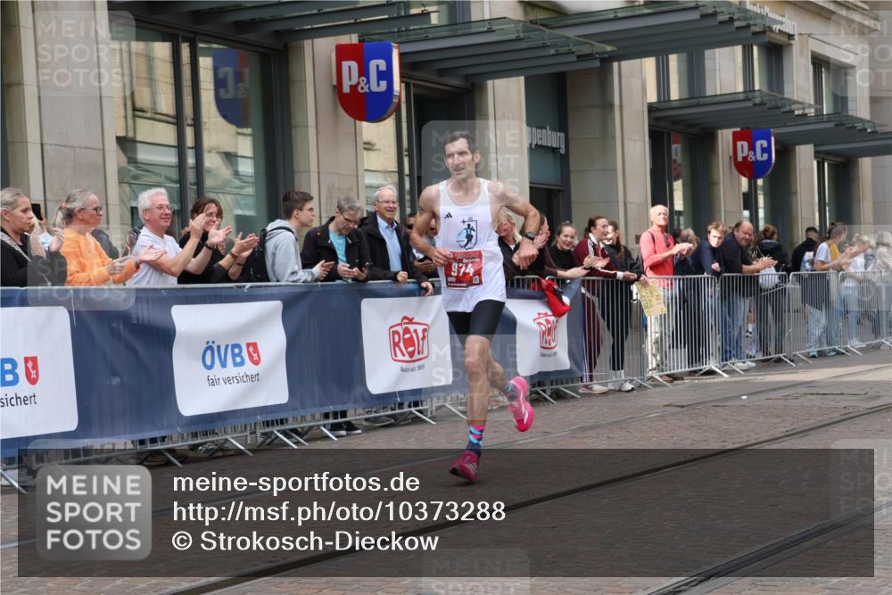 13.09.2026 - 21. swb-Marathon Bremen Strokosch-Dieckow http://msf.ph/oto/10373288 13.09.2026 12:20:33 Ziel 626, 1231, 974 meine-sportfotos.de