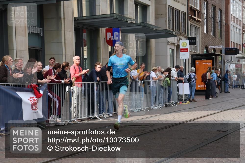13.09.2026 - 21. swb-Marathon Bremen Strokosch-Dieckow http://msf.ph/oto/10373500 13.09.2026 12:20:56 Ziel 626, 1231 meine-sportfotos.de