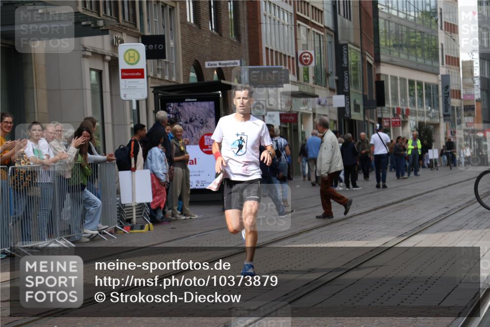 13.09.2026 - 21. swb-Marathon Bremen Strokosch-Dieckow http://msf.ph/oto/10373879 13.09.2026 12:22:10 Ziel 176, 1681 meine-sportfotos.de
