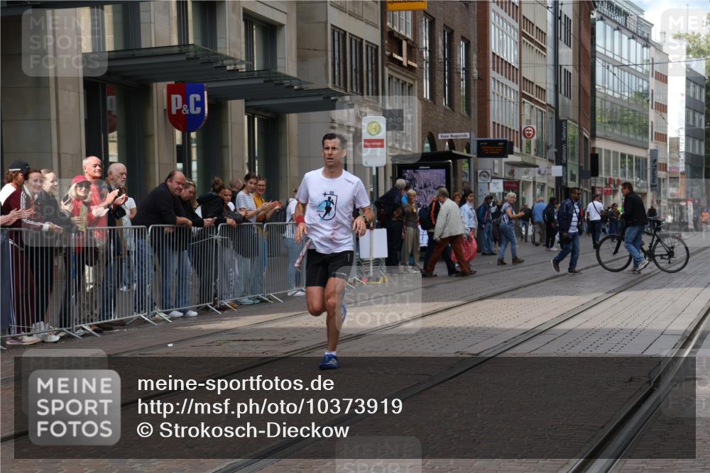 13.09.2026 - 21. swb-Marathon Bremen Strokosch-Dieckow http://msf.ph/oto/10373919 13.09.2026 12:22:11 Ziel 176, 1681 meine-sportfotos.de