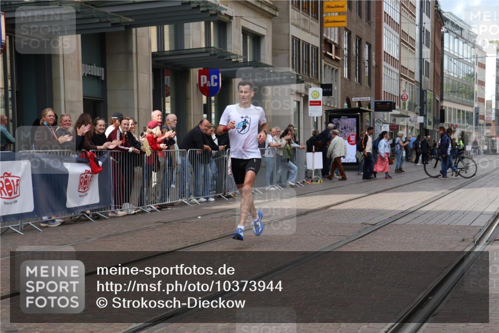 13.09.2026 - 21. swb-Marathon Bremen Strokosch-Dieckow http://msf.ph/oto/10373944 13.09.2026 12:22:12 Ziel 176, 1681 meine-sportfotos.de