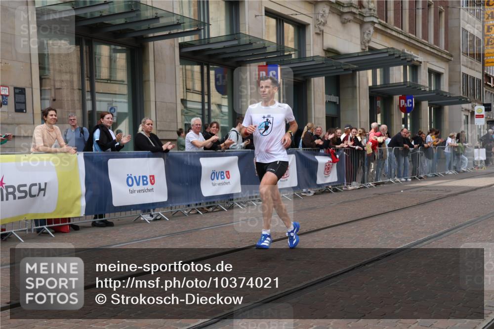 13.09.2026 - 21. swb-Marathon Bremen Strokosch-Dieckow http://msf.ph/oto/10374021 13.09.2026 12:22:13 Ziel 176, 1681 meine-sportfotos.de