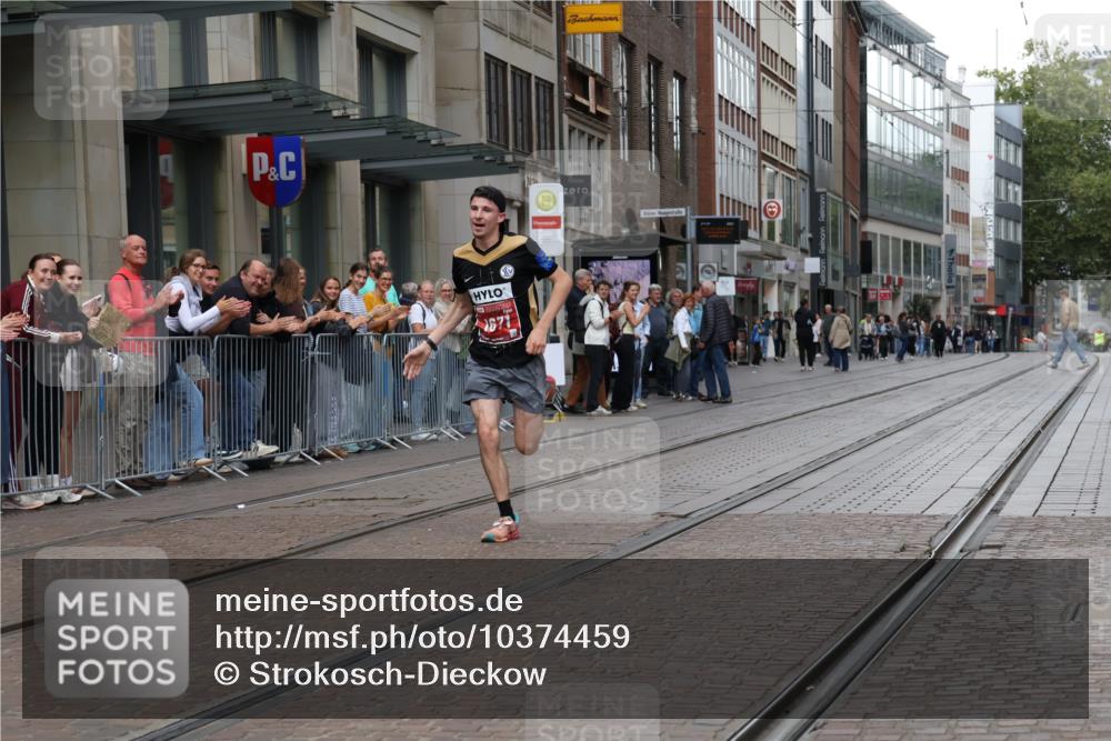 13.09.2026 - 21. swb-Marathon Bremen Strokosch-Dieckow http://msf.ph/oto/10374459 13.09.2026 12:26:07 Ziel 1671 meine-sportfotos.de